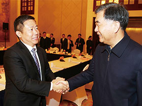 十九屆中央政治局常委，第十三屆全國政協主席汪洋與周海江握手合影
